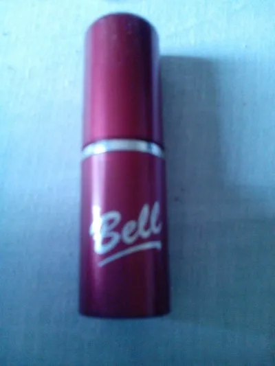 rouge a lèvre, Bell