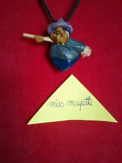 Collier sorcière pierre, Inconnue