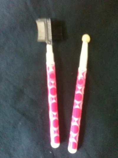 lot d'une brosse pour sourcil et un pinceau eponge, Inconnue